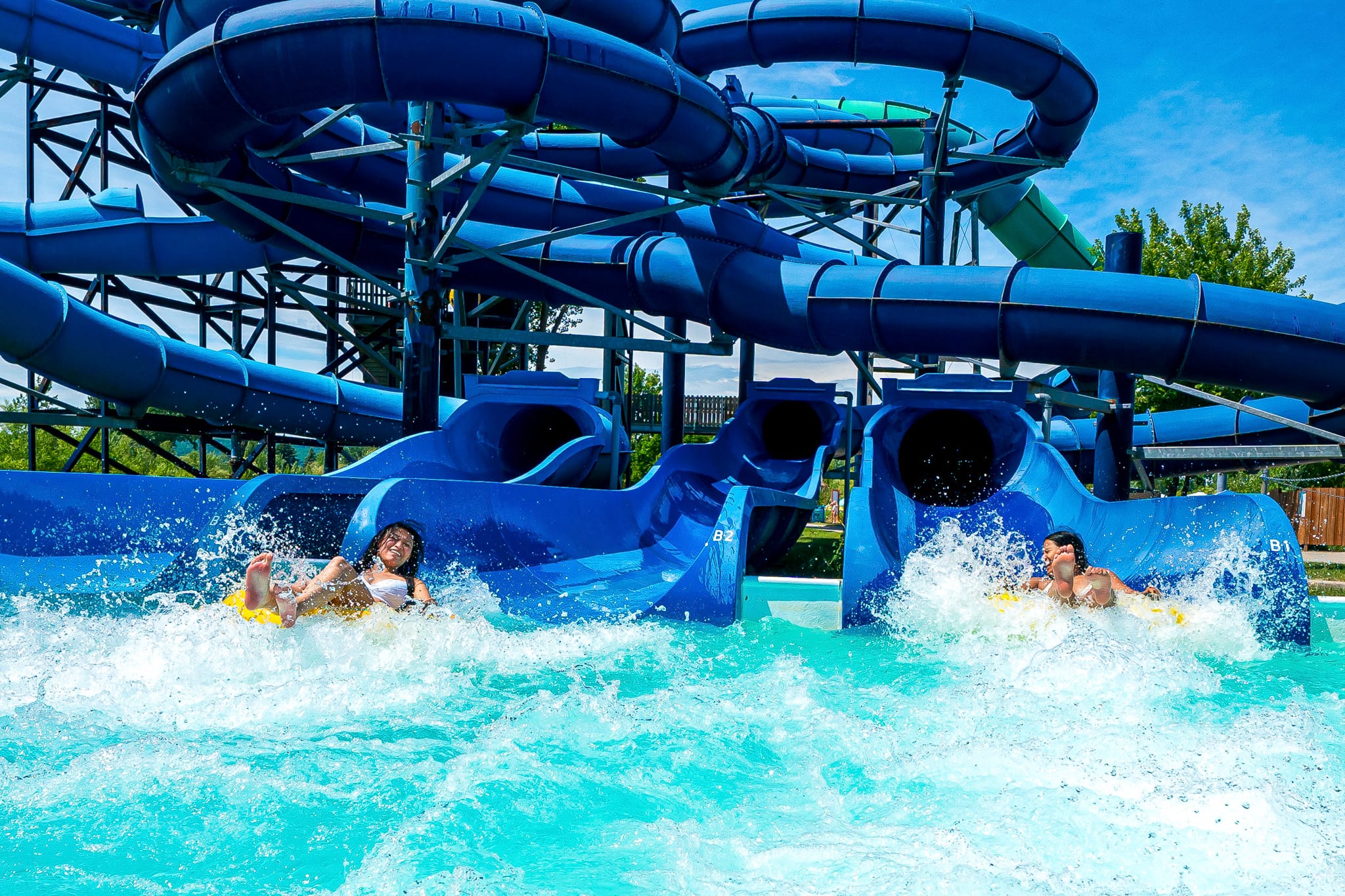 Photo qui représente les 3 glissade de Sonora avec personnes qui glissent sur 1 tube