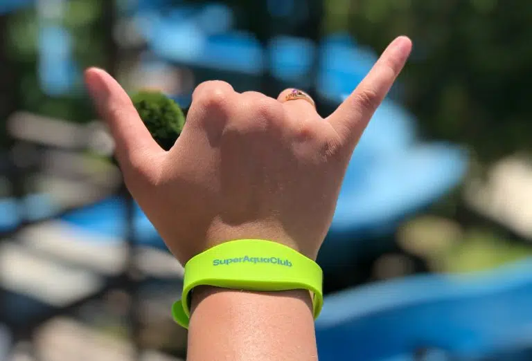 Main avec bracelet RFID vert