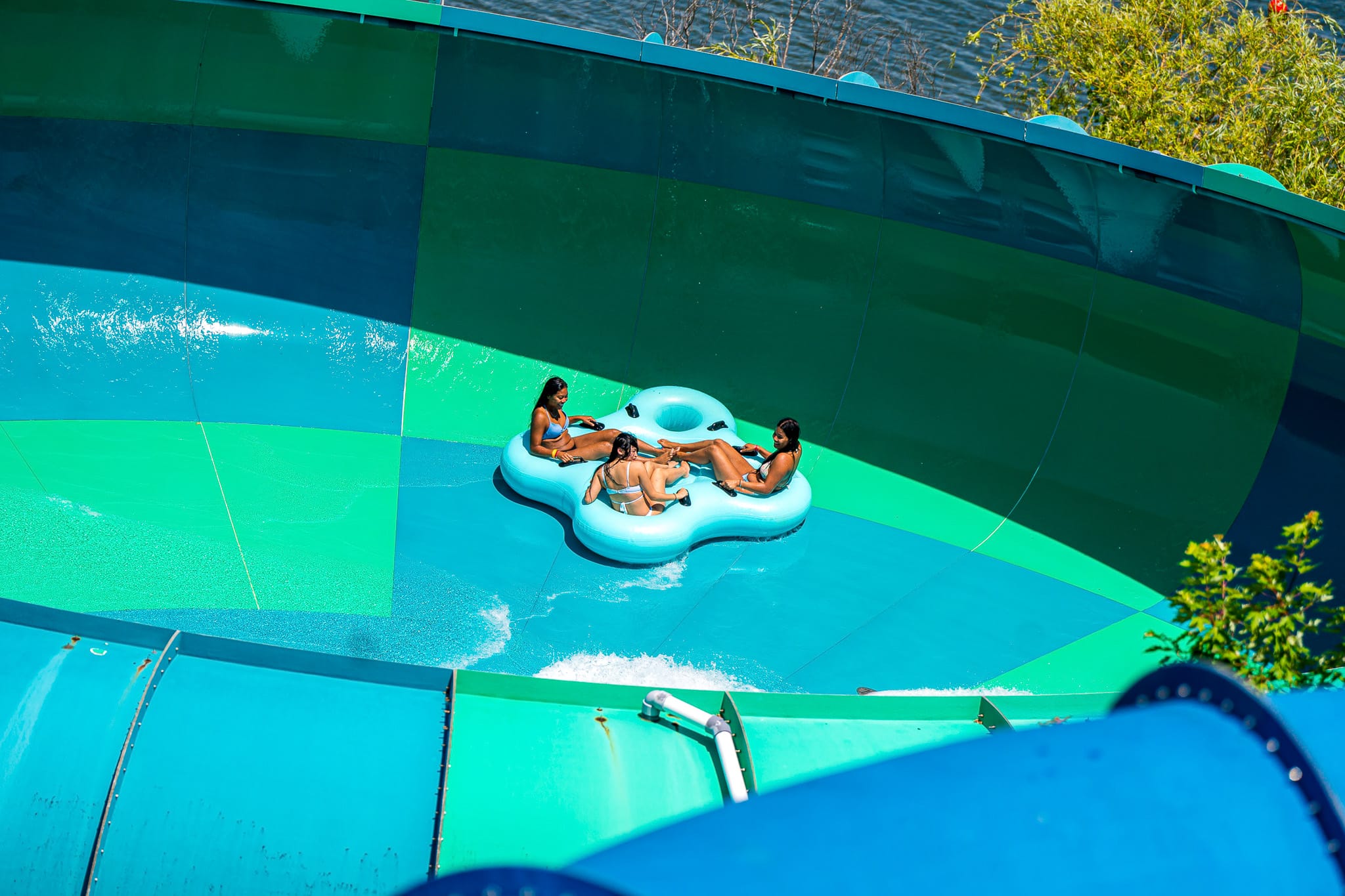 3 personnes qui glissent dans le Typhon