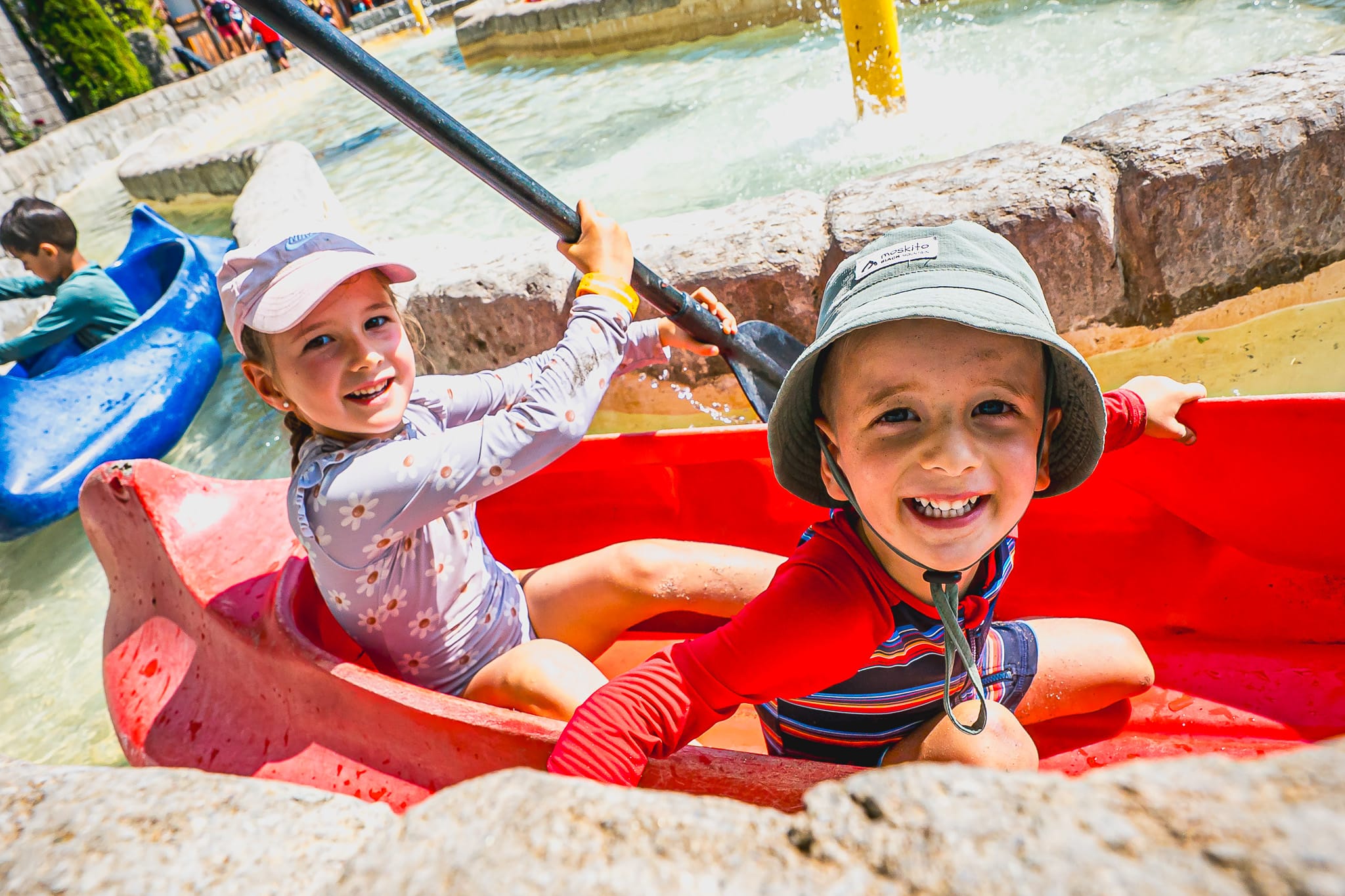 Deux enfants dans nos petits canots dans l'attraction Château
