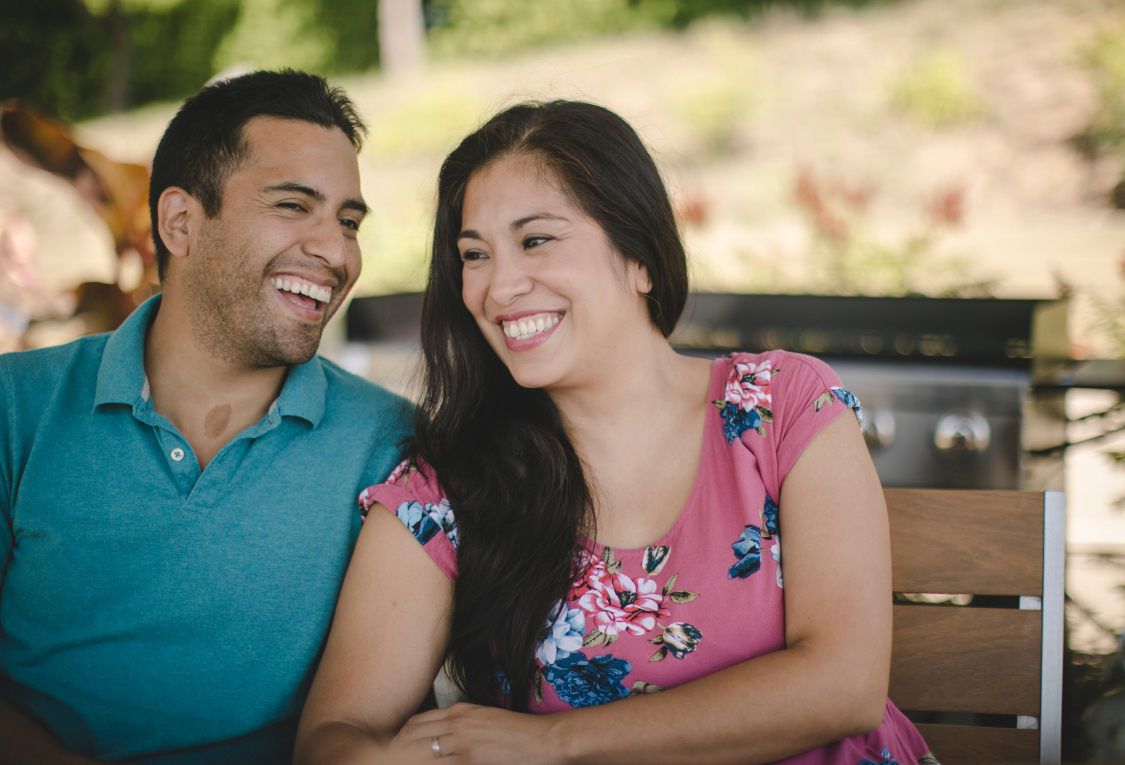 une femme et un homme qui sourient