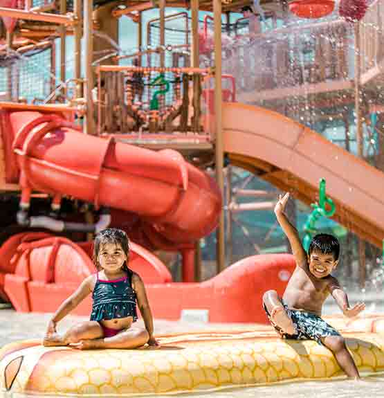 Deux enfants s'amusant dans un module aquatique, la Tempête
