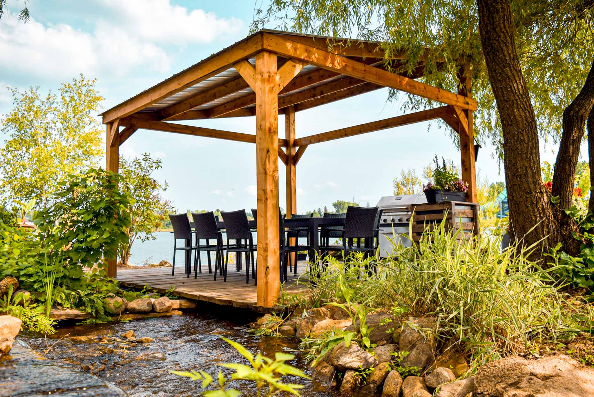 Cabana zen avec table, chaises et barbecue
