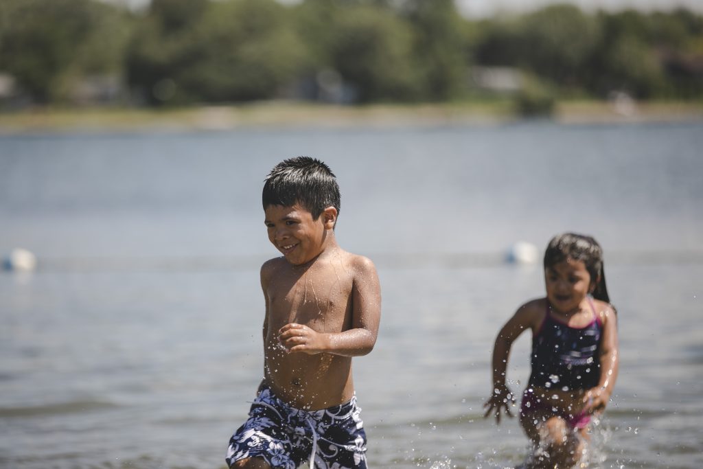 deux enfants dans un lac