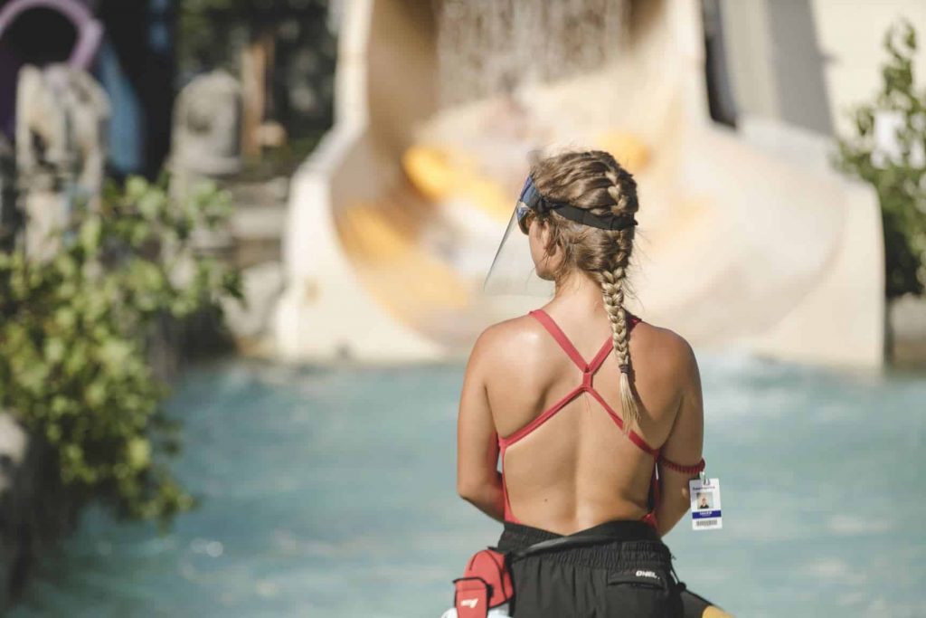 sauveteur surveillant un bassin