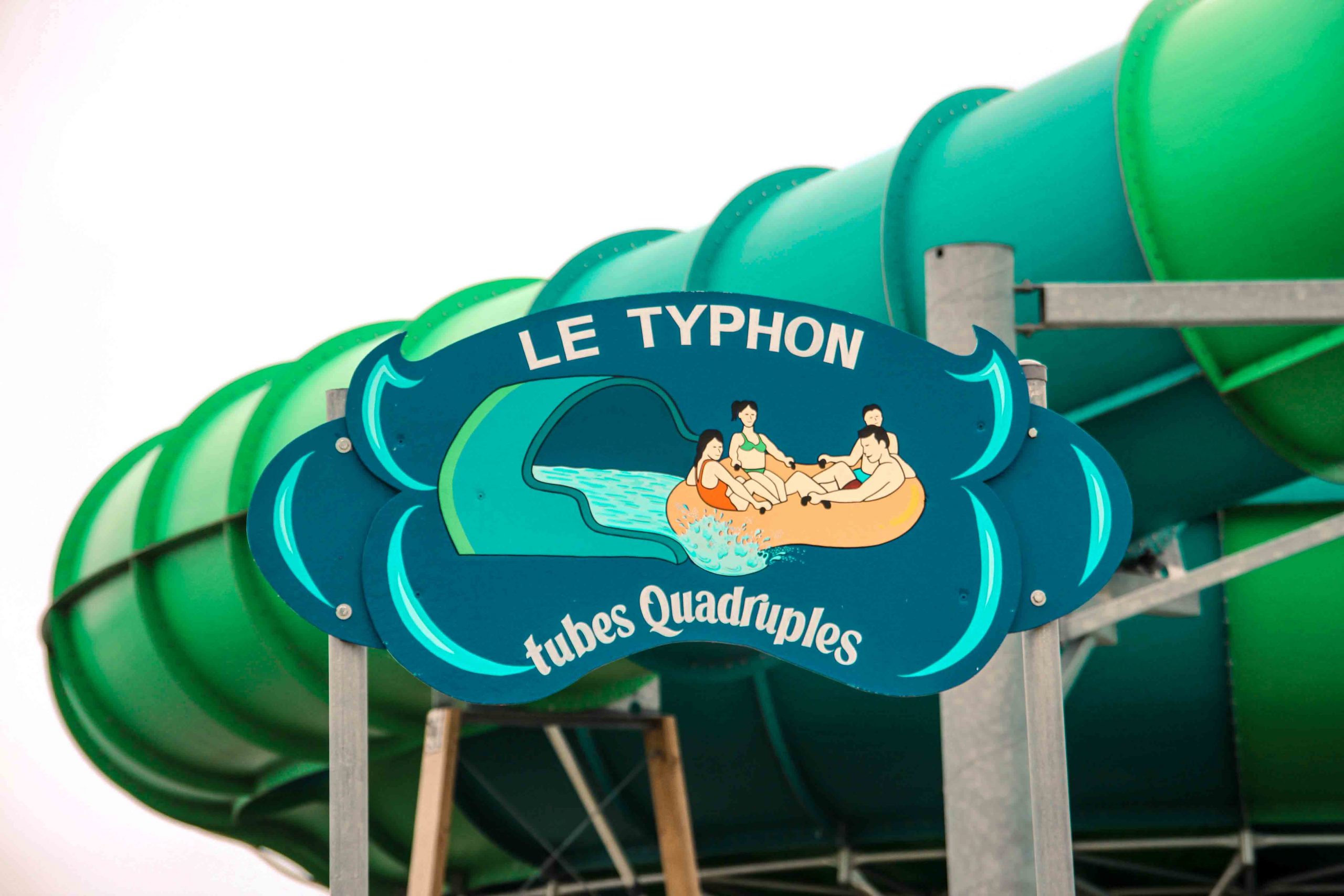 Panneau bleu, Le typhon à tubes quadruples devant glissade verte et bleue
