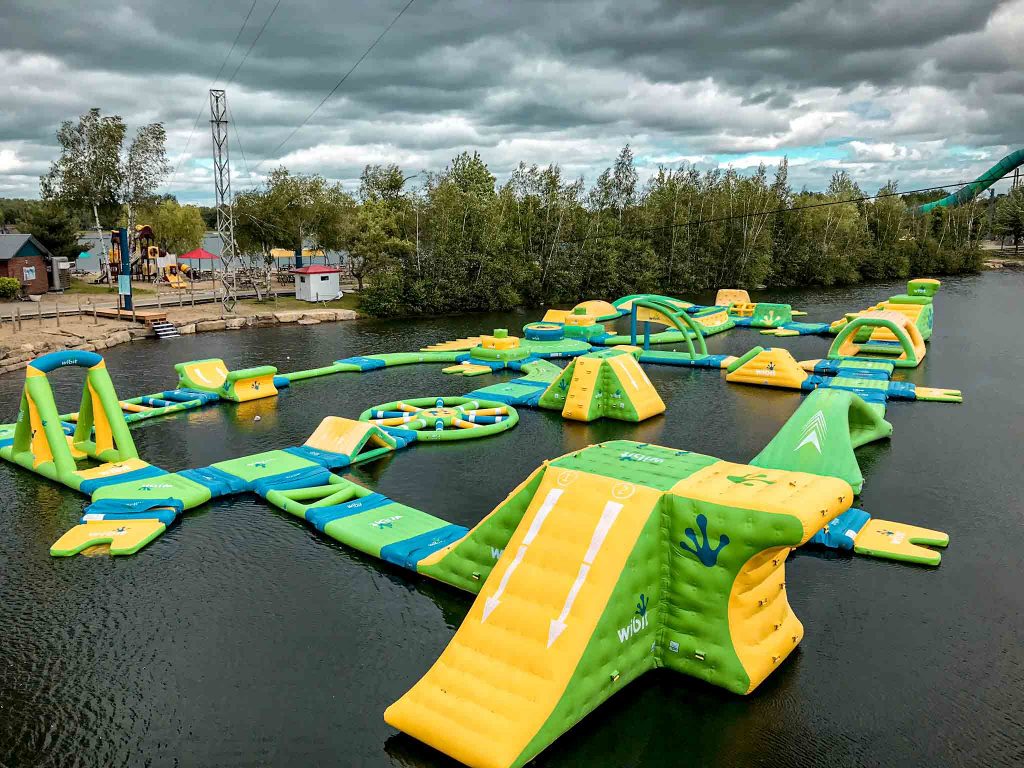 Structure flottante verte et jaune sur lac, le Wipe Zone