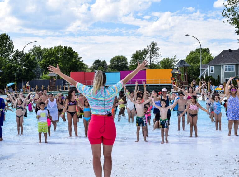 personne qui anime une foule devant la piscine à vagues