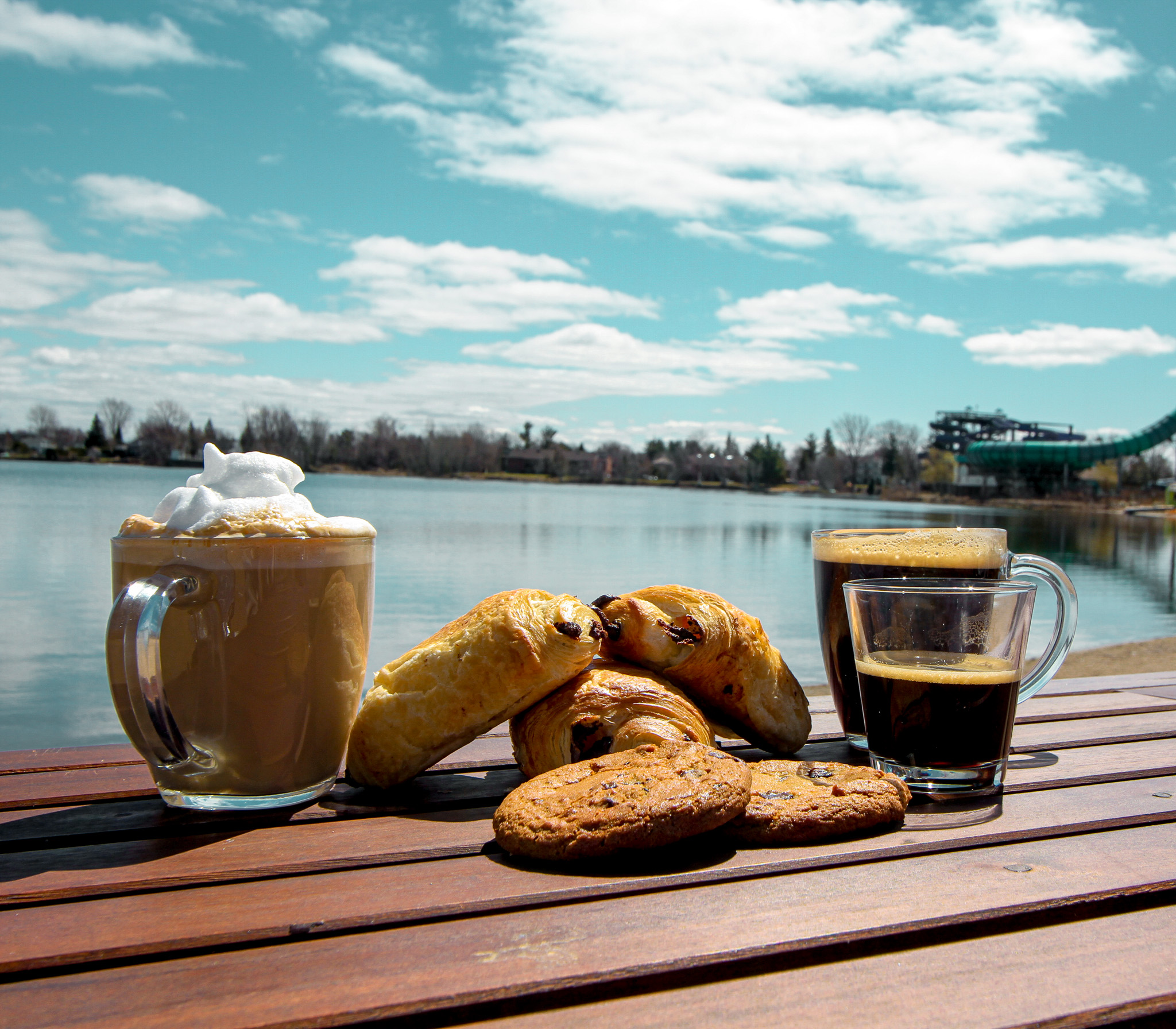 Café et Viennoiserie devant un lac