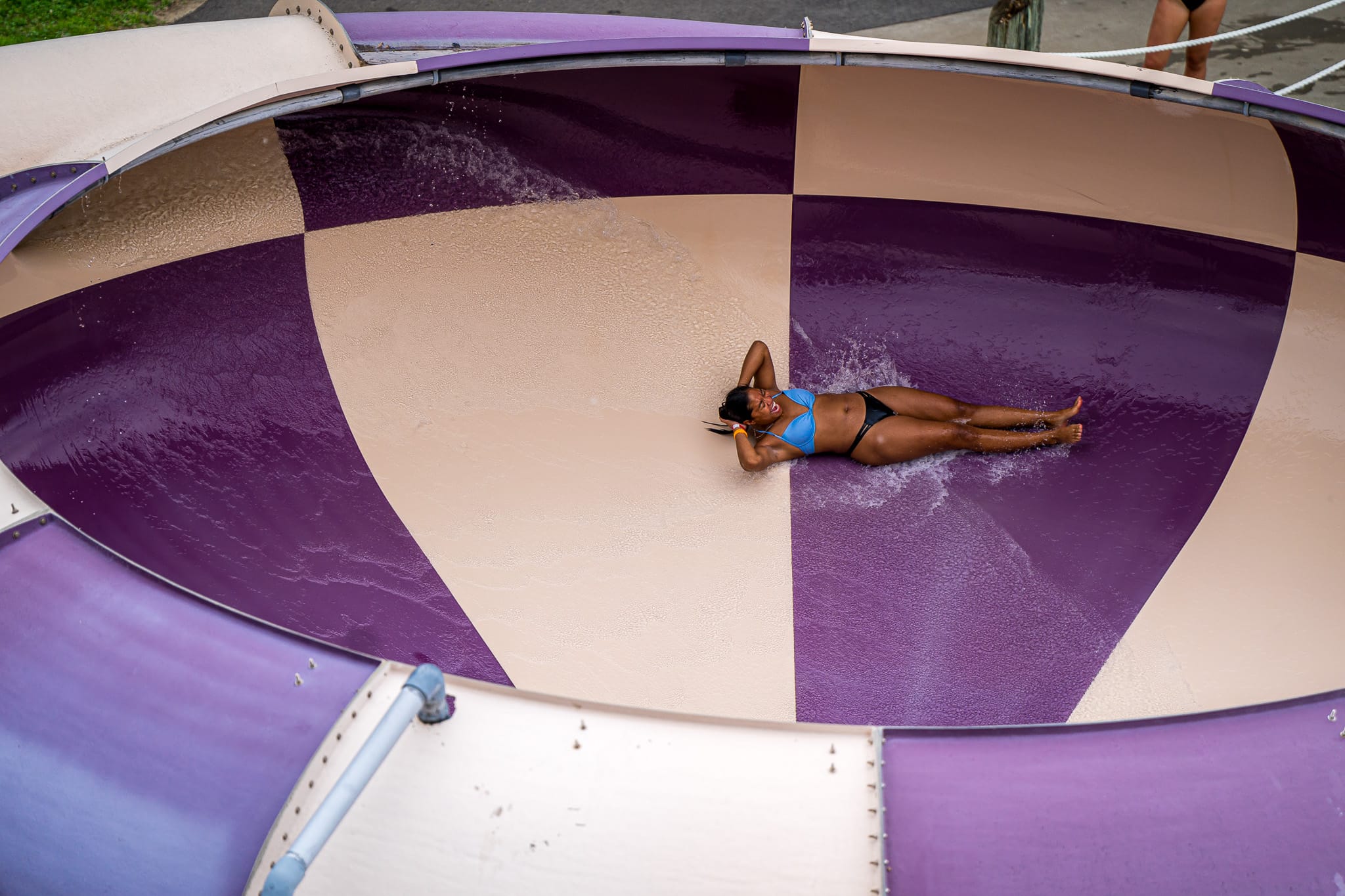 Un personne qui glisse sur son dos dans le Tourbillon