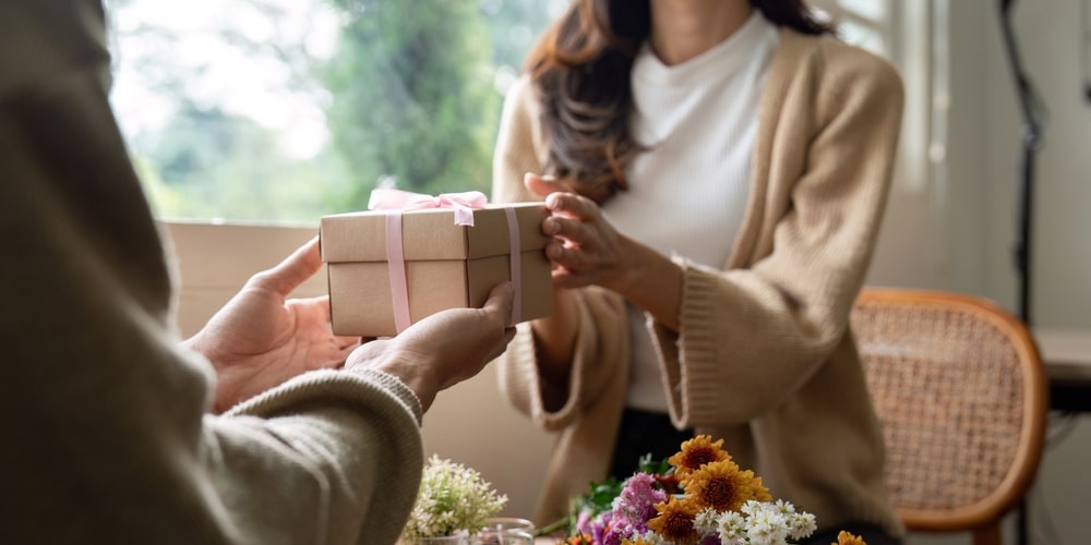 couple qui s'échange des cadeaux pour une fête, un anniversaire