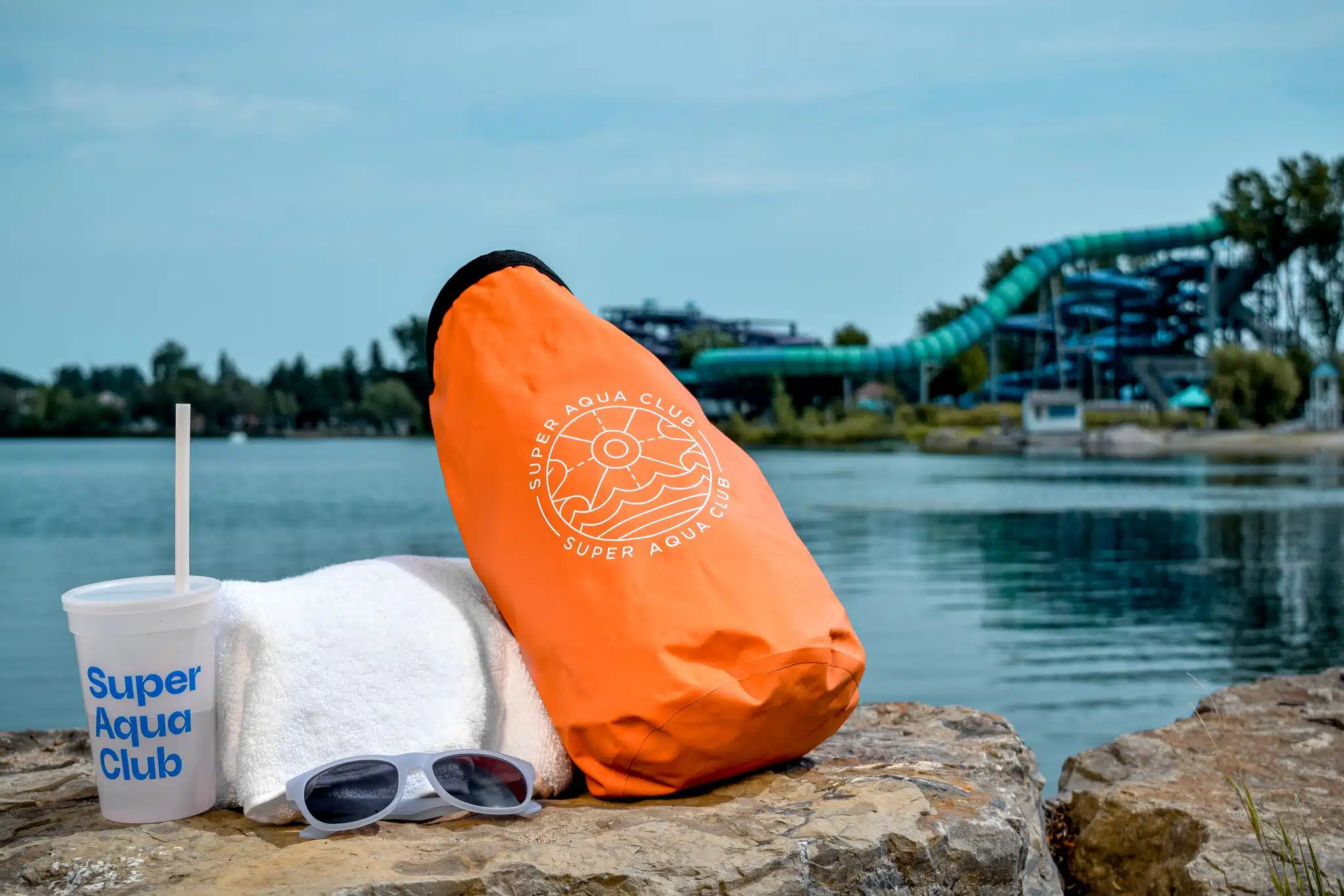 sac, plage, lac, bouteille, lunettes soleil, serviette, glissade d'eau