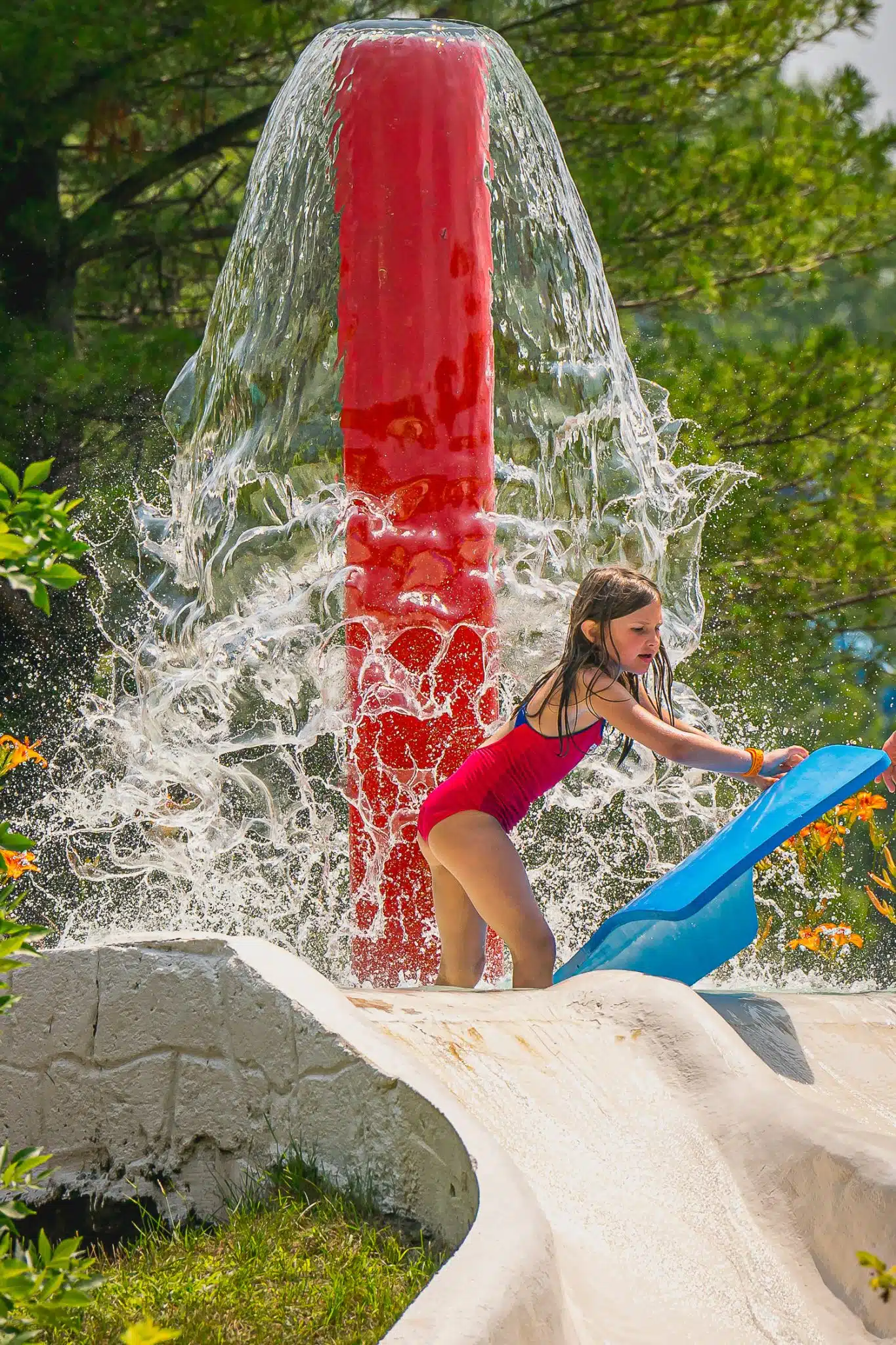 enfant, glissade d'eau, parc aquatique, rouge, plaisir
