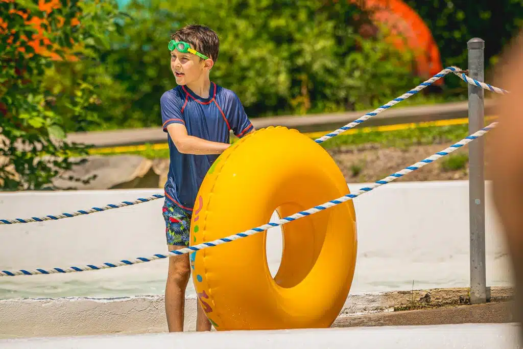 garçon, bouée, glissade d'eau, parc aquatique, plante