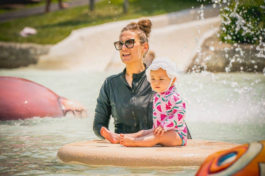 mère, bébé, pataugeoire, chute d'eau, parc aquatique