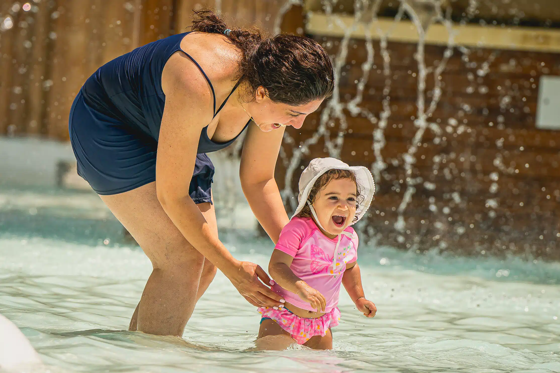 mère, fille, bébé, pataugeoire, piscine