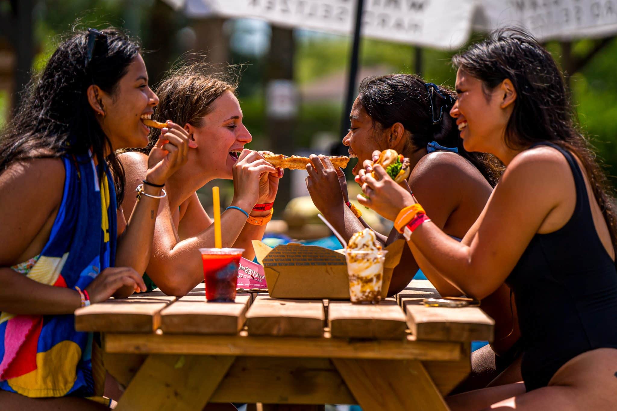 filles, picnic, table, dîner, nourriture, plaisir, soleil