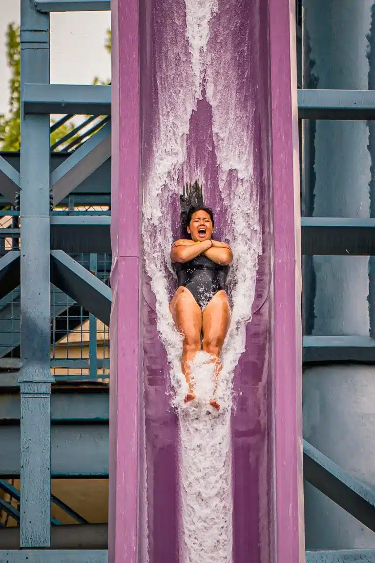 sensation, forte, mauve, femme, cri, plaisir, glissade d'eau