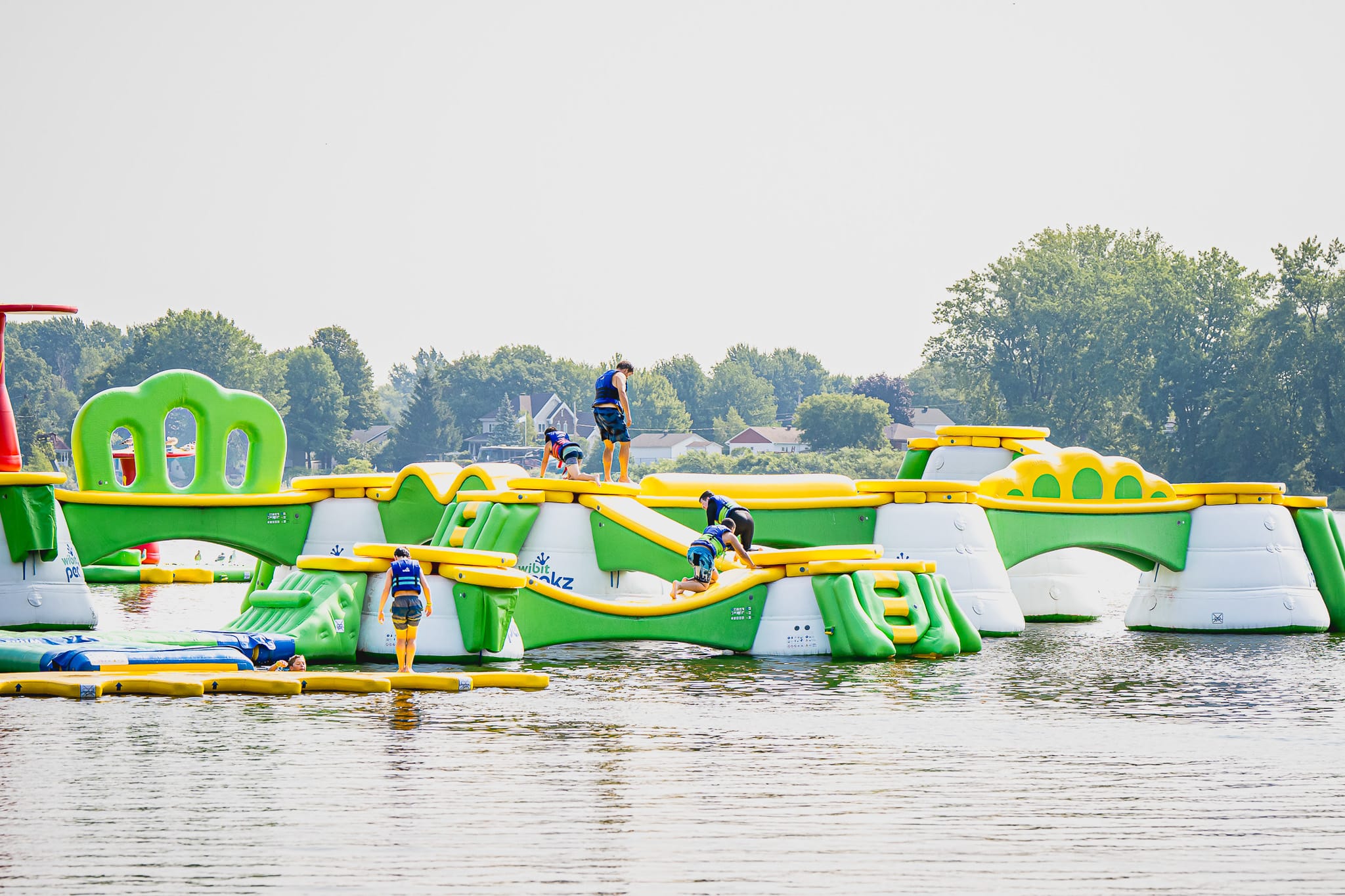 Grand module gonflable sur un lac