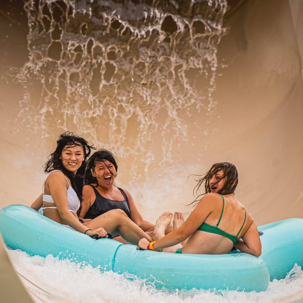 glissade d'eau, parc aquatique, beige, turquoise, filles, plaisir