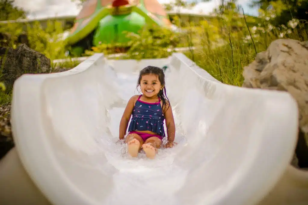 fille, glissade d'eau, Enfant, sourire, plaisir, tortue
