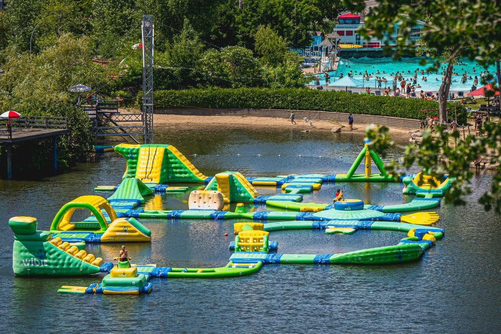 parc aquatique, gonflable, parcours, vert, jaune, bleu, lac, wibit