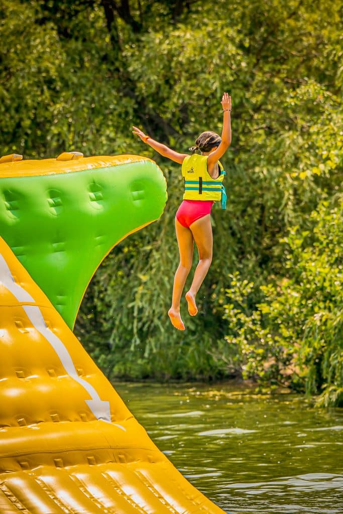 jump, parcours gonflable, lac, vert, jaune, enfant, plaisir, wibit