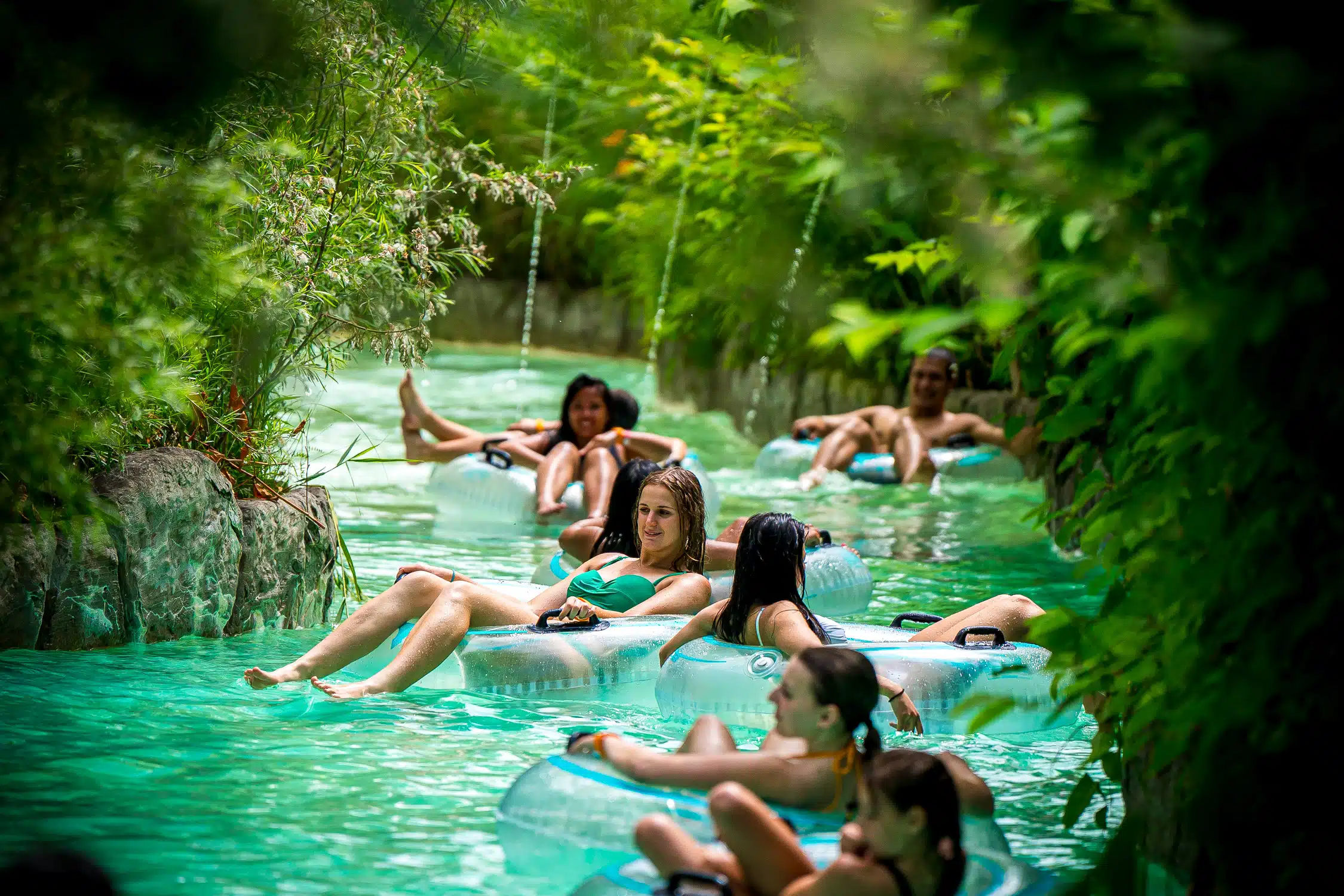 rivière, lazy river, parc aquatique, plaisir, plantes, filles