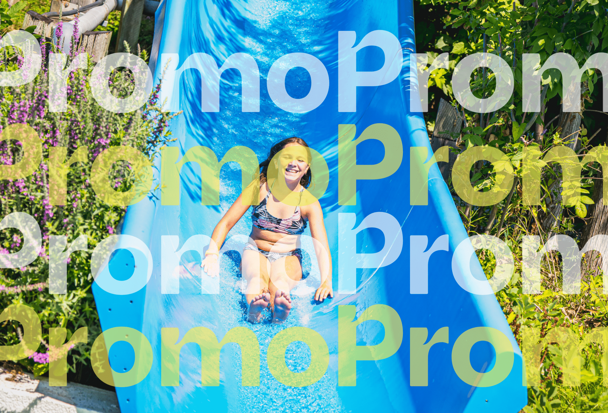 Jeune dans un glissade,fun,rire,eclaboussures