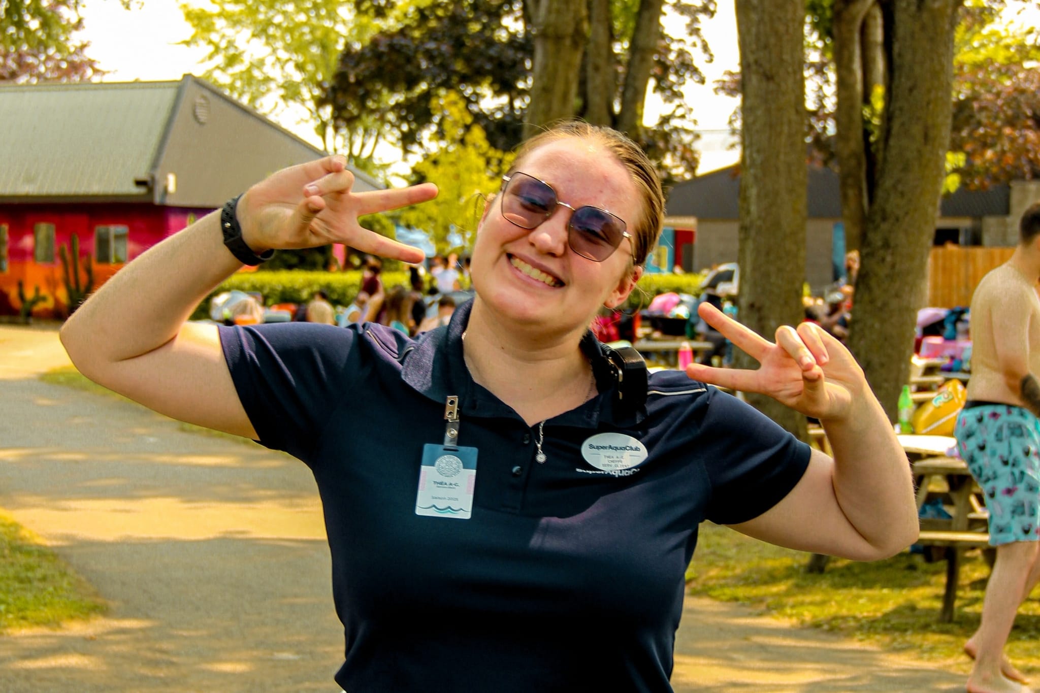 Une employée souriante du service client