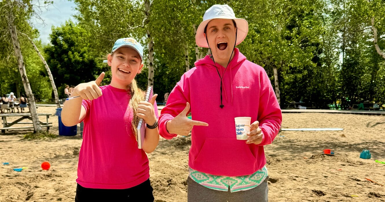 Deux employés de l'équipe d'animation