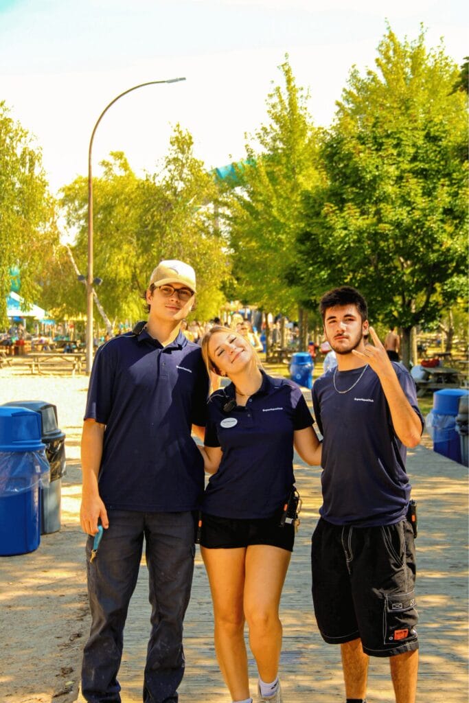 Trois employés de l'équipe, parc en arrière plan