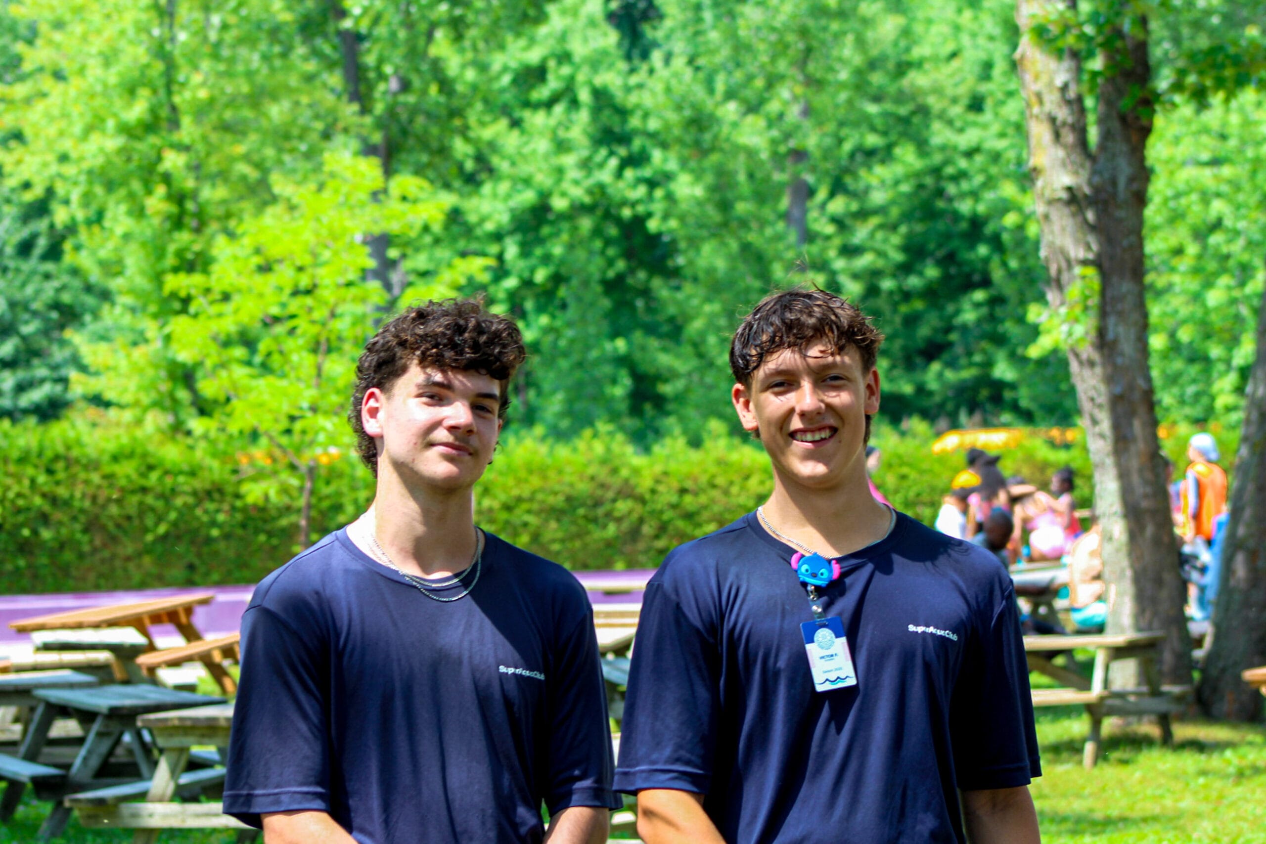 Deux employés du département d'entretien dehors