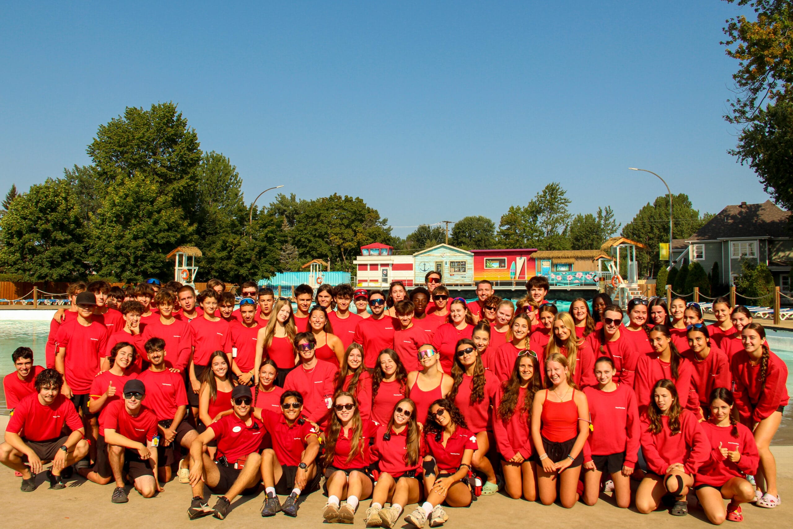 Toute l'équipe de sécurité aquatique à la piscine à vagues