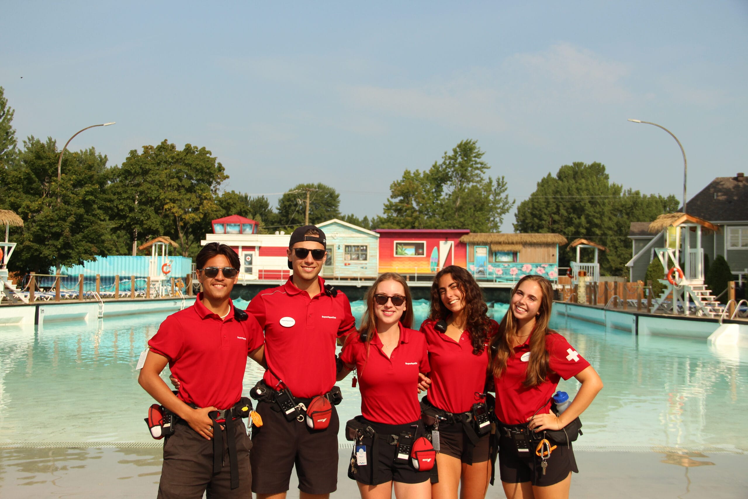Équipe de la sécurité aquatique à la piscine à vagues