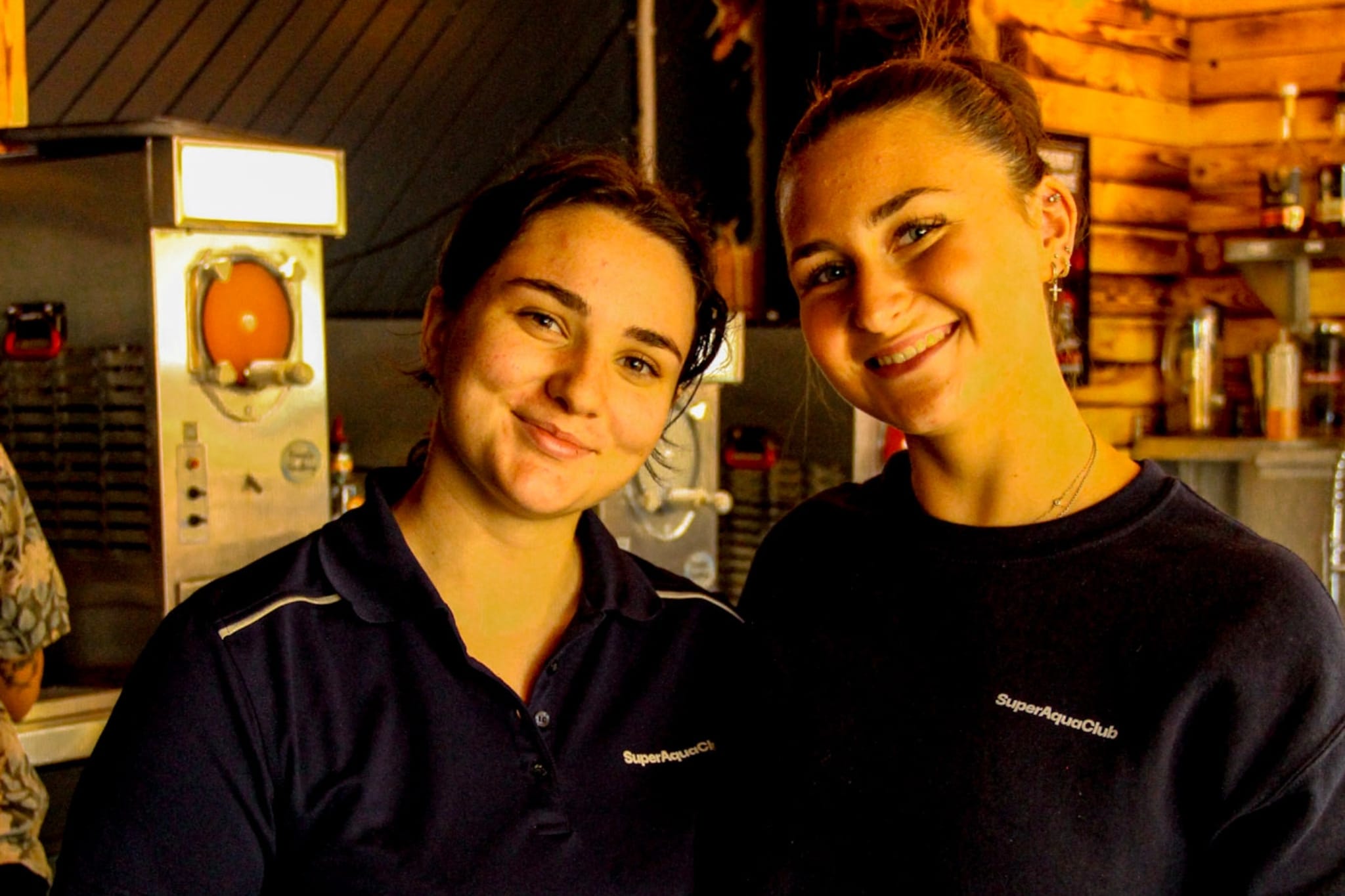 Deux employées du service bar et resto