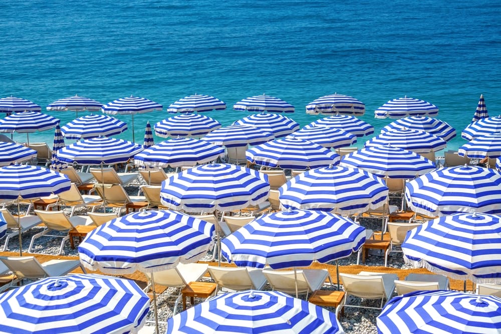 sunbeds,and,parasols,for,rent,on,the,french,riviera
