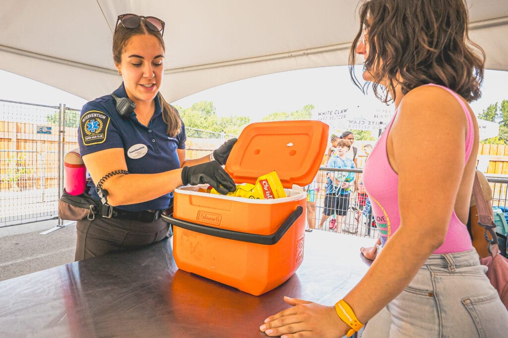 Une employé qui vérifier la glacière d'une cliente
