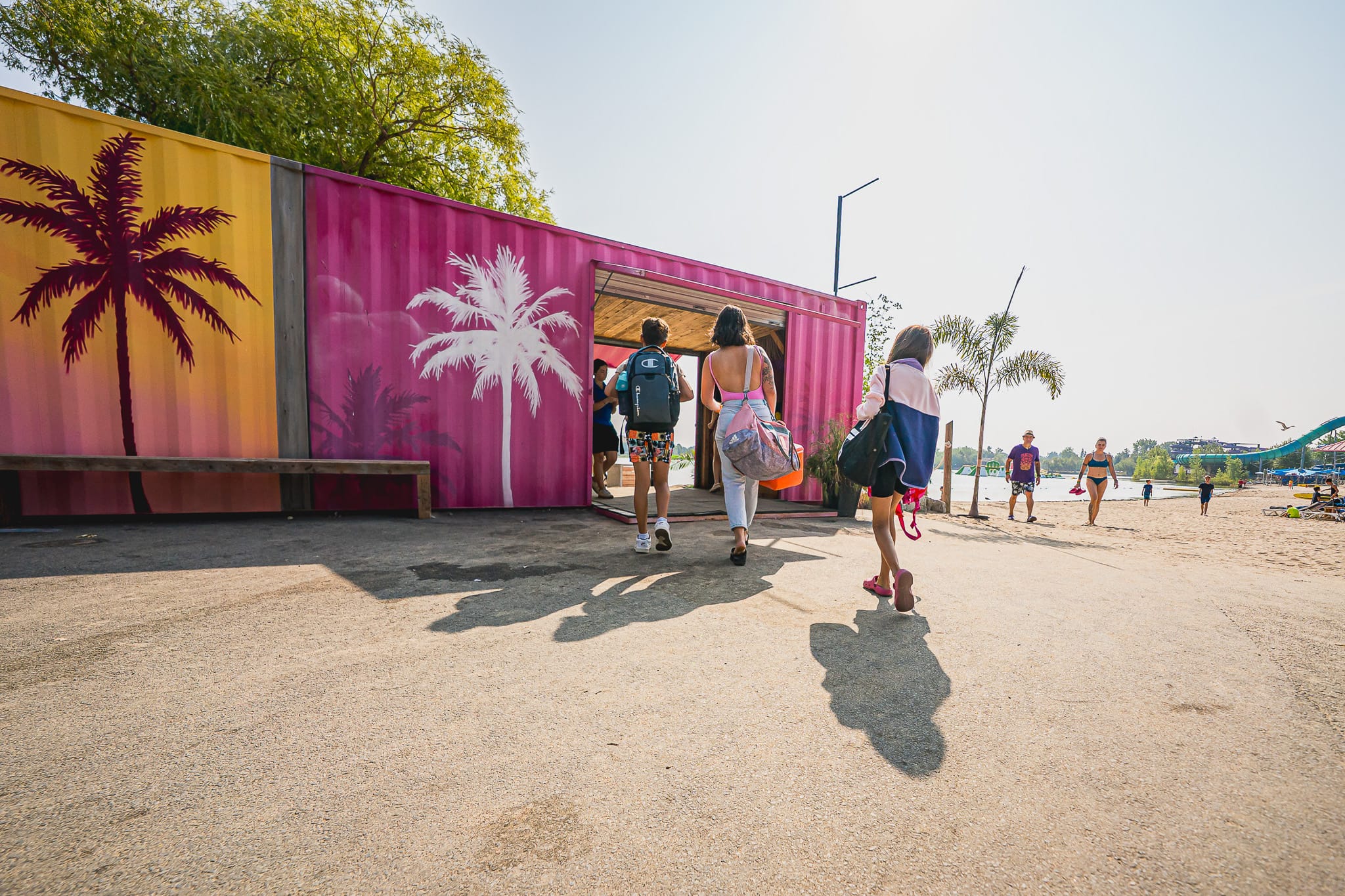 Une famille qui marche vers l'entrée du lobby pour l'accueil des espaces privés