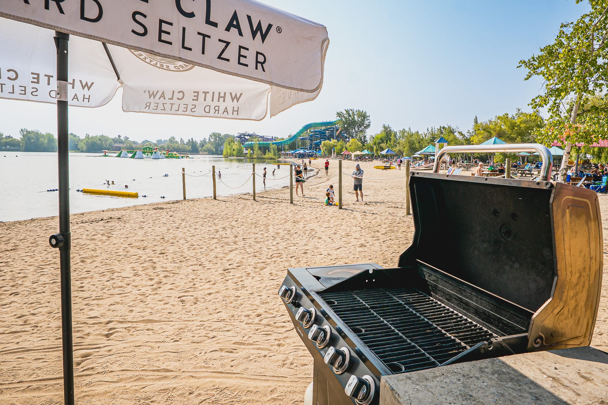 BBQ et parasol sur le bord de la plage