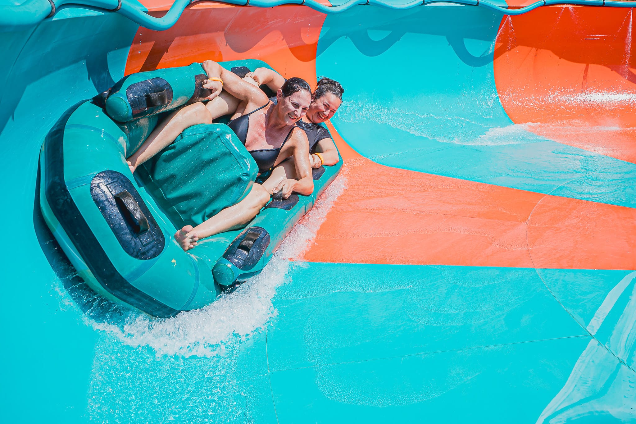 Deux personnes qui glissent dans le Tsunami