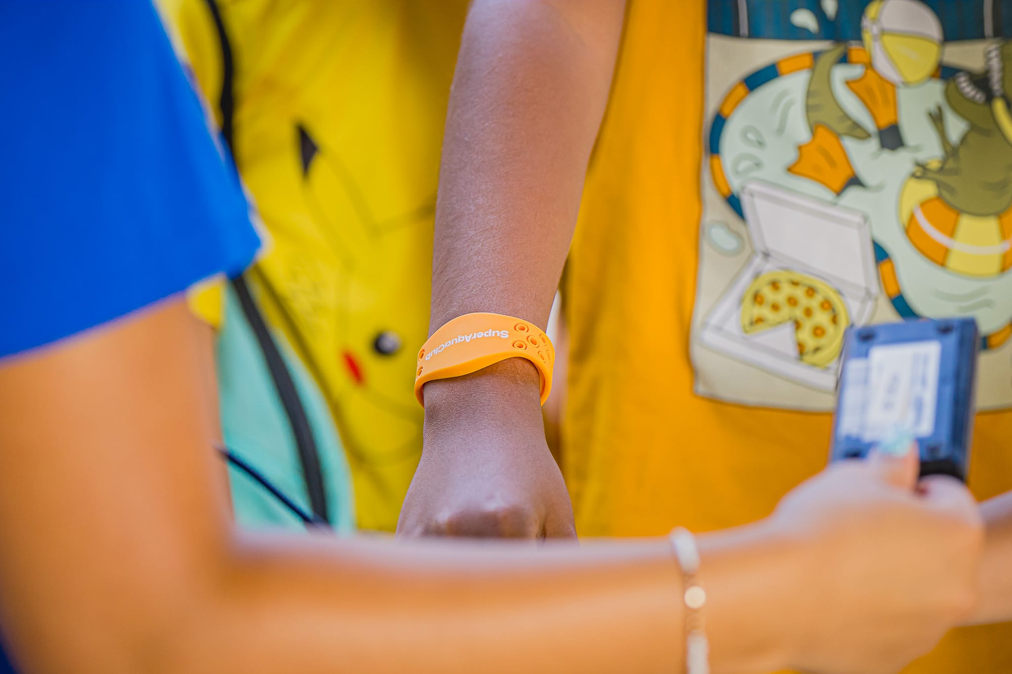 Gros plan sur un bras qui porte le bracelet connecté