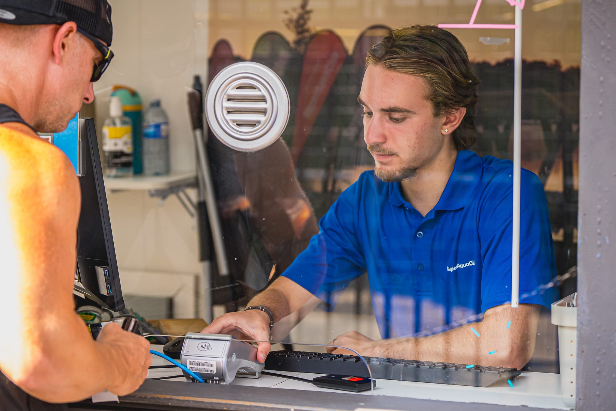 un employé qui aide un client à acheter son billet