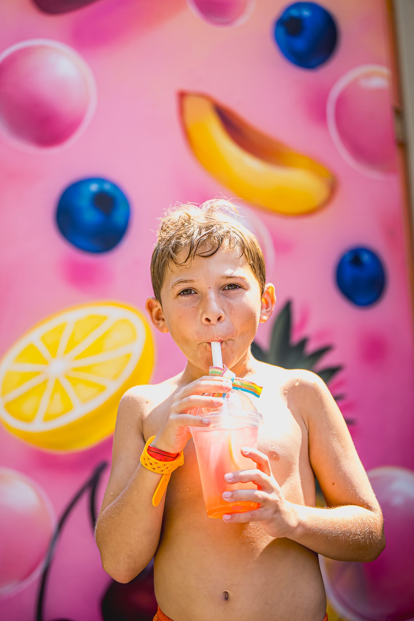 Petit garçon qui boit une slush