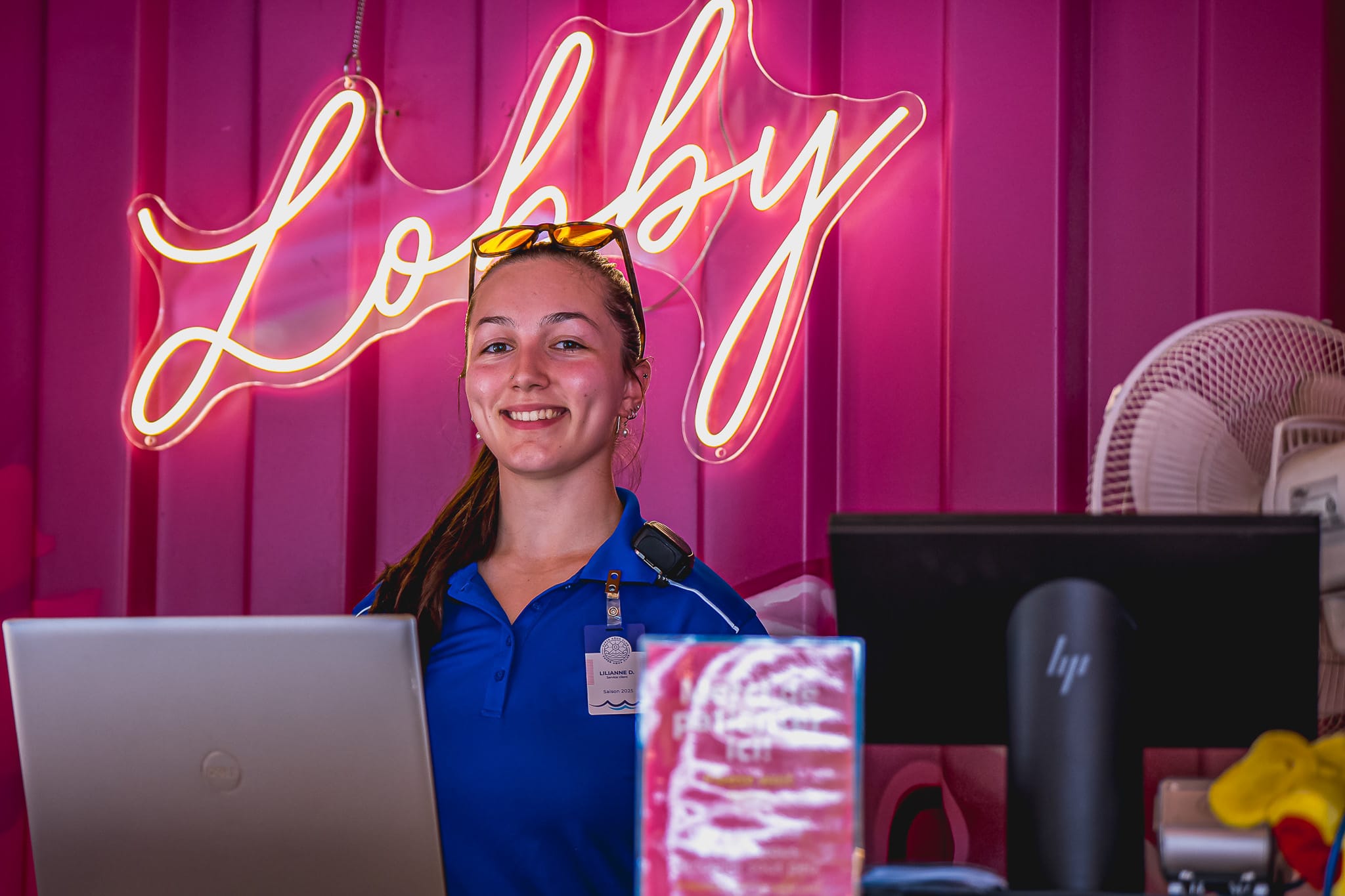 Une employé dans le lobby