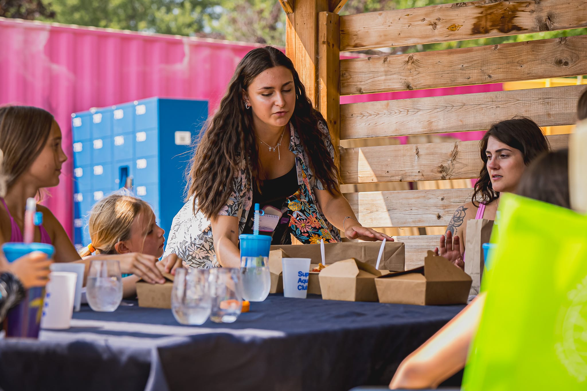 Une employé qui sert les personnes qui sont dans les espaces privés